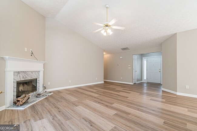 Building Photo - 5755 Lakeview Cir