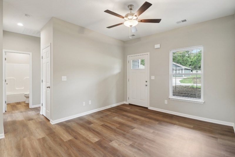 Building Photo - 842 E 8th St