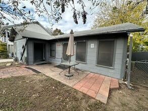 Building Photo - 2-BEDROOM DUPLEX IN MAHNCKE PARK
