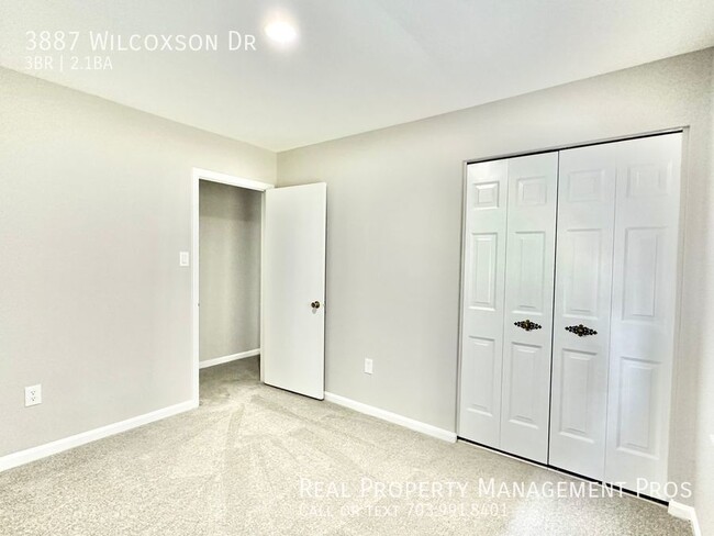 Building Photo - Gorgeous End Unit in Fairfax City!