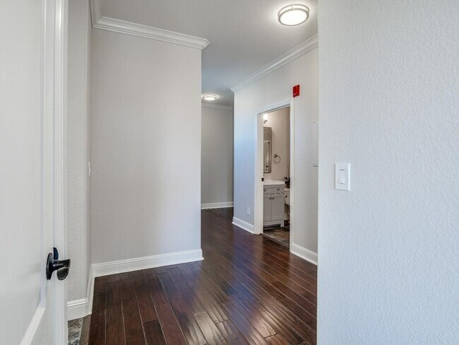 Building Photo - Upgraded 1BR Condo with Balcony & In-Unit Laundry in Downtown Gilroy