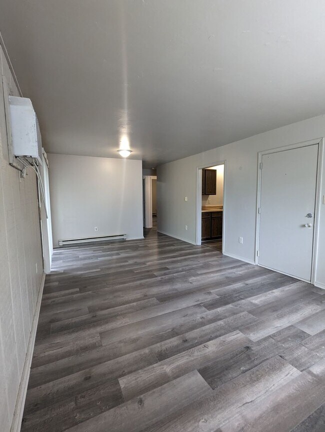 Building Photo - Upstairs 2 Bedroom Apartment - Remodeled May 2023