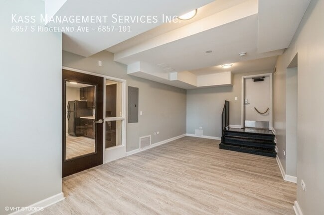 Building Photo - 6857 S Ridgeland Ave