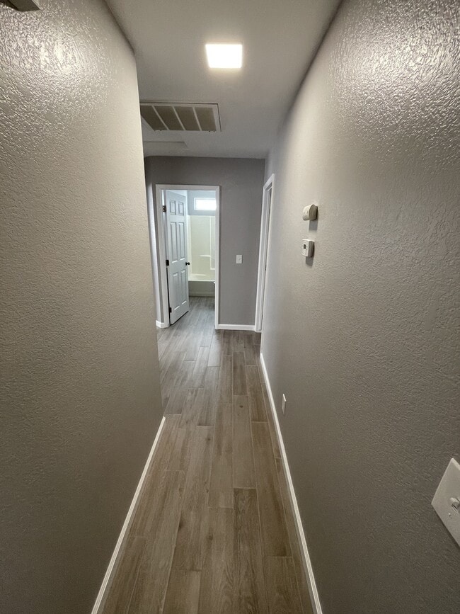 Building Photo - 2800 E Valley Oaks Dr