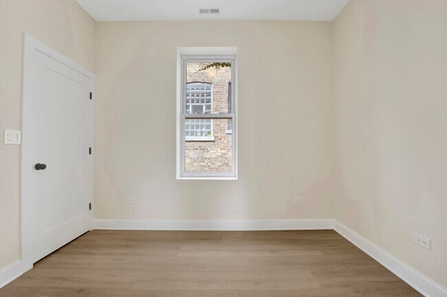 Building Photo - 2021 W Shakespeare Ave