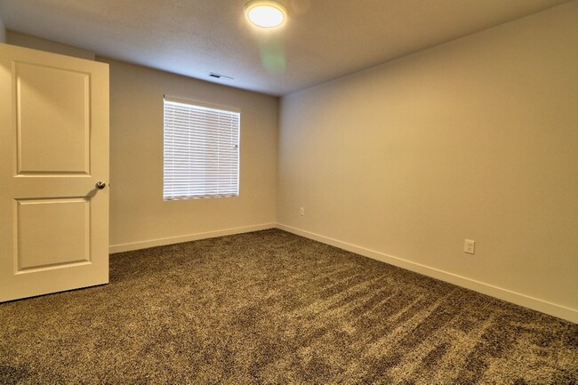 Building Photo - 3 Bedroom 2.5 Bathroom Townhome in Santaquin