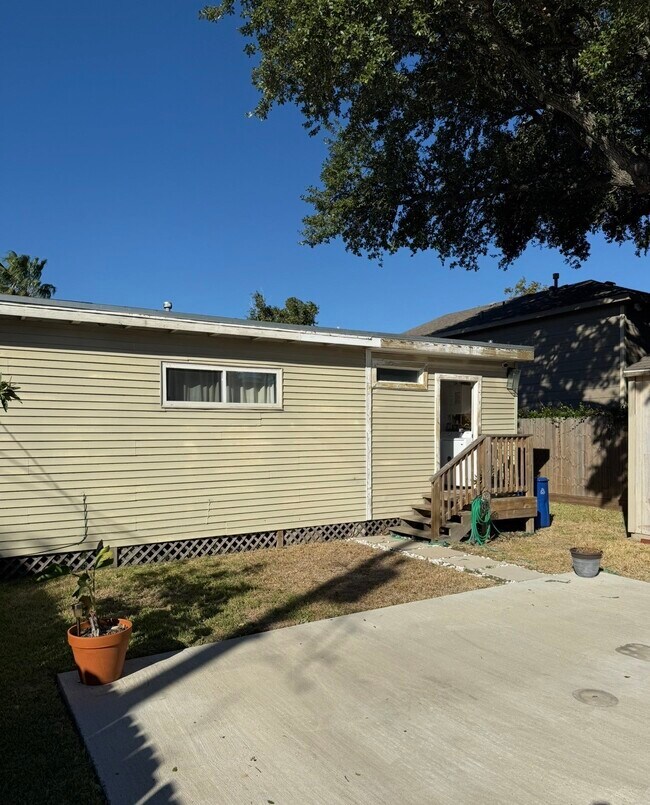 Building Photo - 1406 Kirwin St