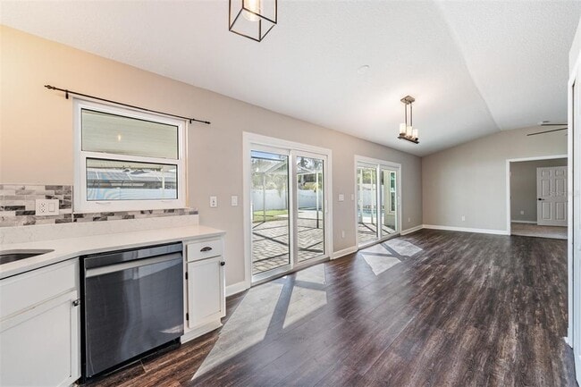 Building Photo - 714 Satin Leaf Ave