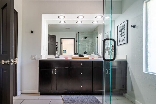 Building Photo - Luxury Mid-Century Retreat in the Heart of the Historic Movie Colony (Monthly Only - No Long Term)