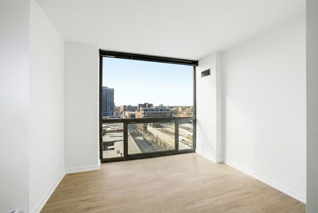 Building Photo - 4343 N Clarendon Ave