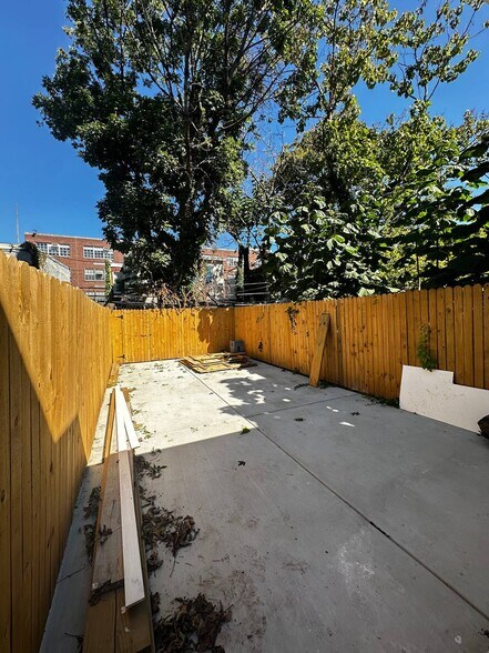 Building Photo - 1229 W Somerset St