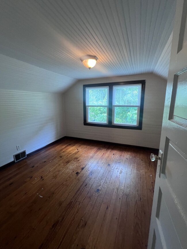 Building Photo - Unique 3 bedroom, 2 bathroom home for rent...