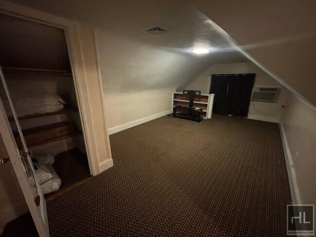 Building Photo - Room For Rent with Private Bathroom in Ros...