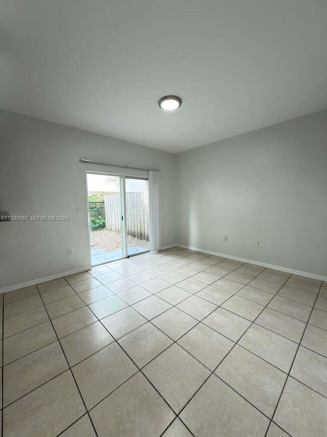 Building Photo - 1692 SE 9th Ave