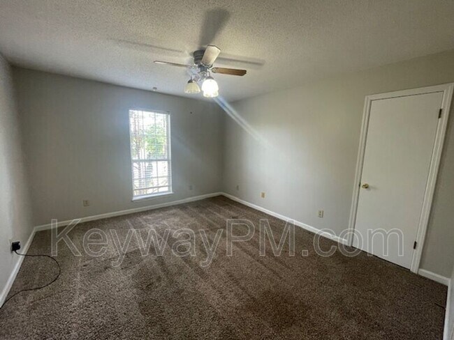 Building Photo - 622 Ridgefield Dr