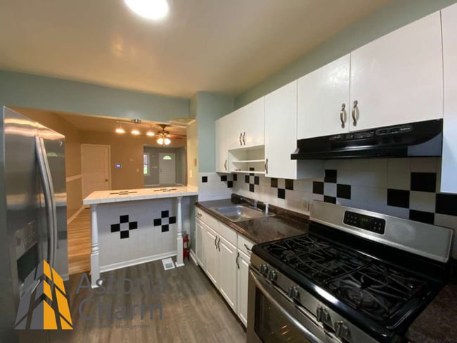 Building Photo - 3 Bed with Finished Basement, Skylight Bath, and Private Yard