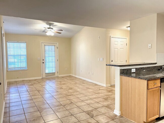 Building Photo - 1 Bed/1 Bath Condo. You'll Love This Commu...