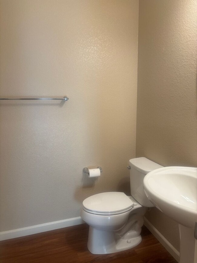 Building Photo - Beautiful 3 bedroom, 2.5 bathroom Home