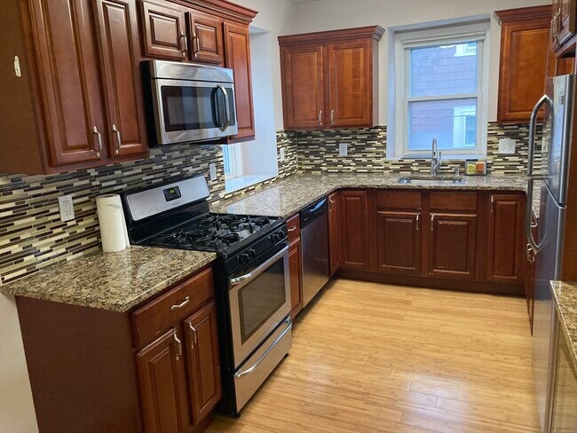 Building Photo - 4 Charles St