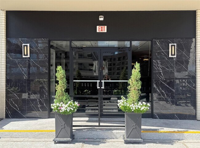 Building Photo - 2016 Main St