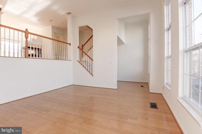 Building Photo - 1984 Crescent Park Dr