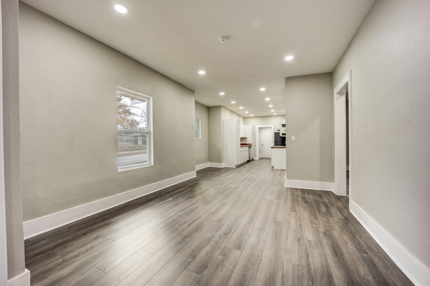 Building Photo - 922 S 23rd St