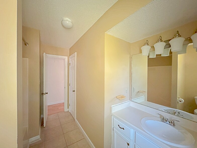 Building Photo - 102 Rock Nest Ct