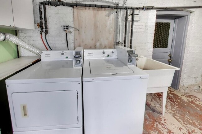 Building Photo - 5150 W Carmen Ave