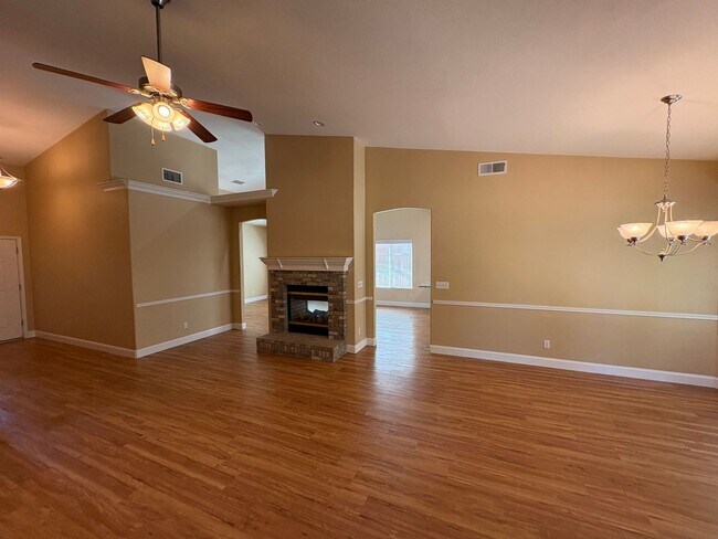 Building Photo - NW Visalia Available Now!