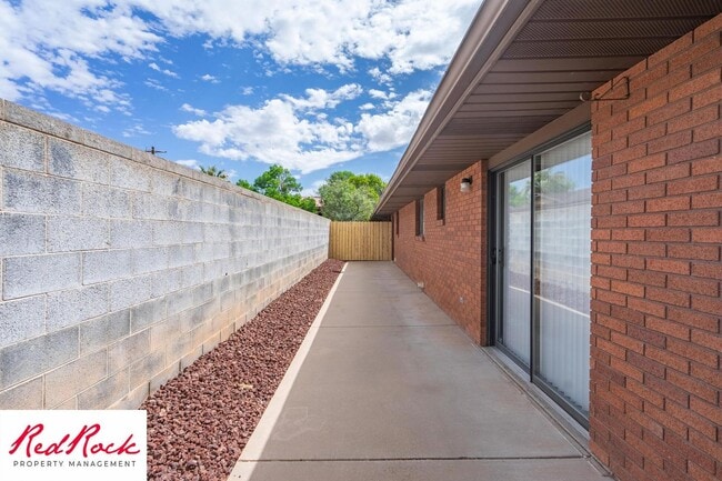 Building Photo - Remodeled 2 Bedroom Townhome. Pet Friendly!