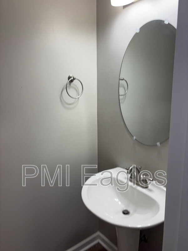 Building Photo - 135 Country Ln