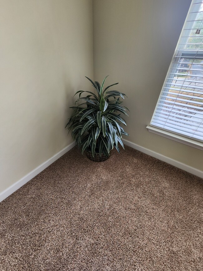 Building Photo - 7104 W Friendly Ave