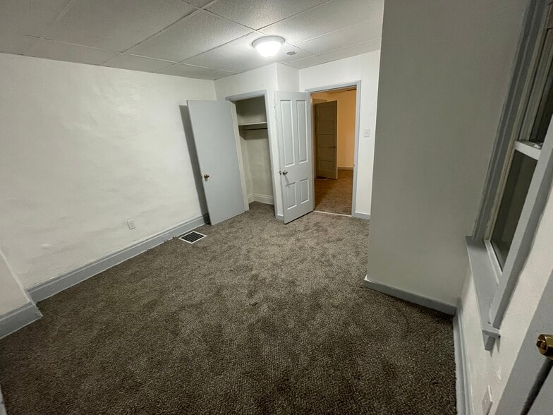 Back Bedroom - 424 Park Ave