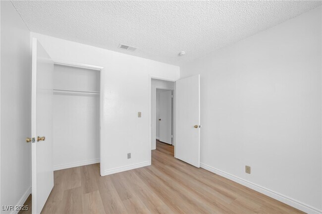 Building Photo - 540 Longtree Ave