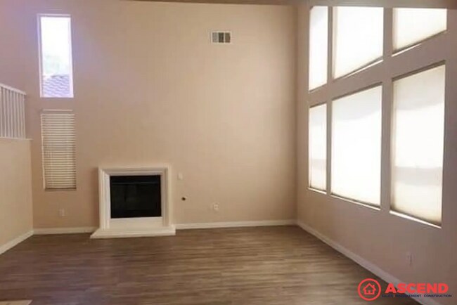 Building Photo - Charming 4-Bedroom, 2.5-Bath Home in 93311 – Gardener Included!