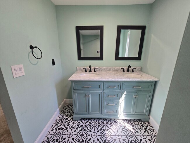 Building Photo - Downtown Greensboro Stunner – Fully Renovated!