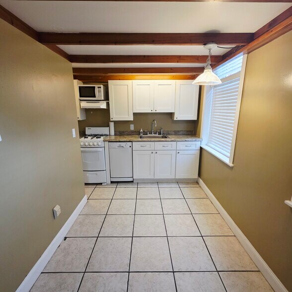 Building Photo - 322 W George St