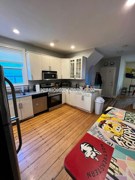 Building Photo - 731 Parker St