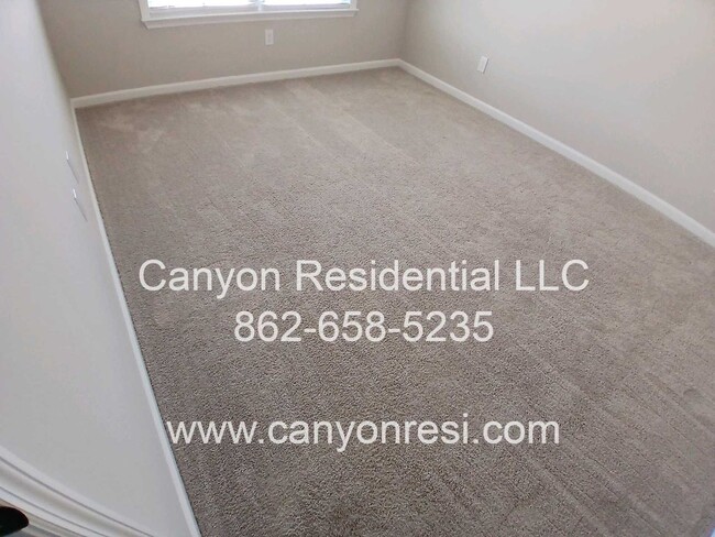 Building Photo - MUST SEE Fantastic 4BR 2/5 BA near everyth...