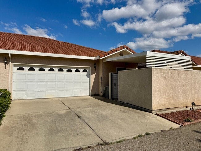 Building Photo - 3 Bedroom 2 Bath home with covered patio
