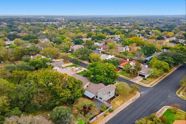 Building Photo - 9312 Roxanna Dr