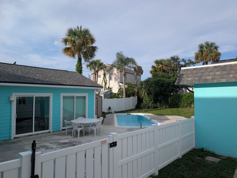 Building Photo - 924 N Wild Olive Ave
