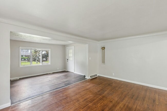 Building Photo - 5185 Clement Ave