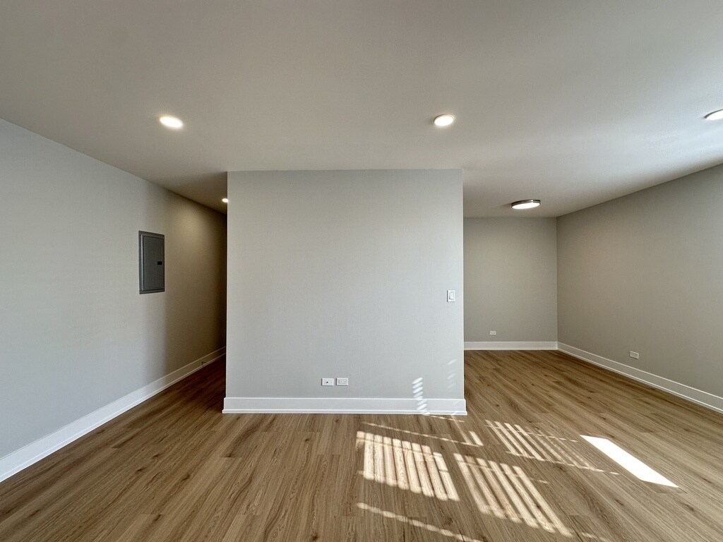 Building Photo - 535 W Aldine Ave