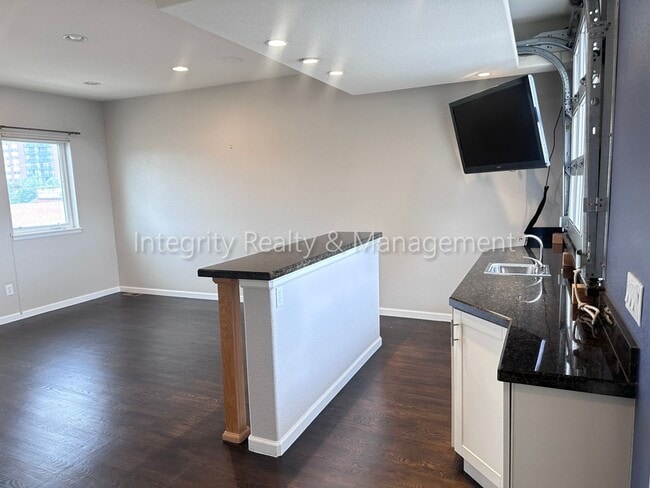 Building Photo - 5 Bed/4 Bath, 2,553 Sqft -1259 N Washingto...