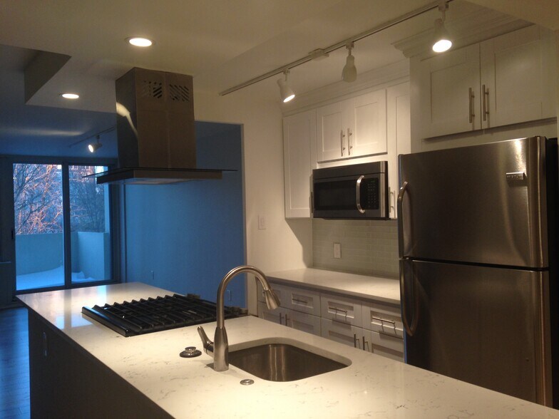 Building Photo - 604 S Washington Sq