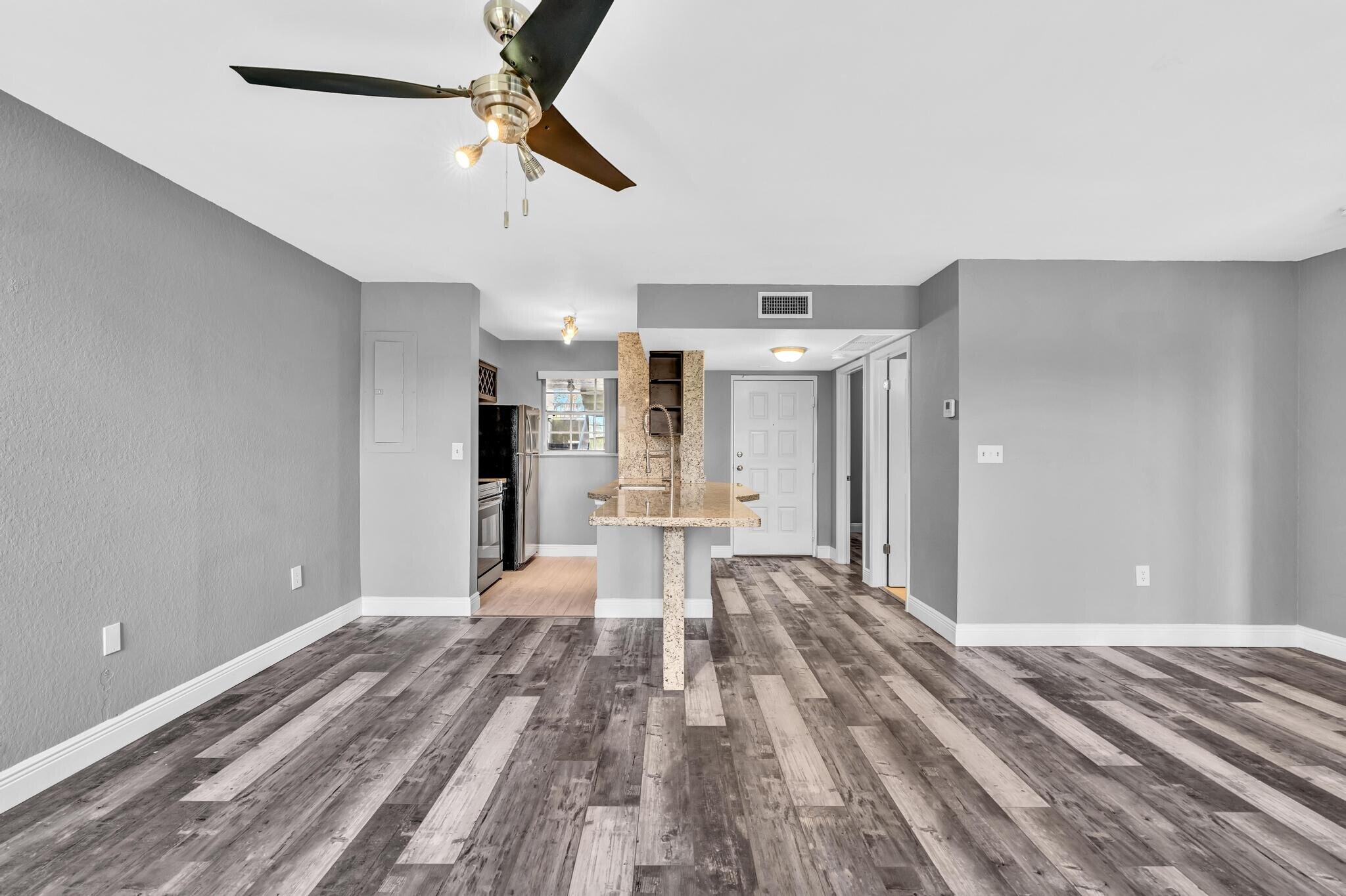 Building Photo - 2850 N Oakland Forest Dr