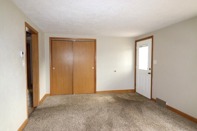 Building Photo - Refurbished 4-Bedroom Home