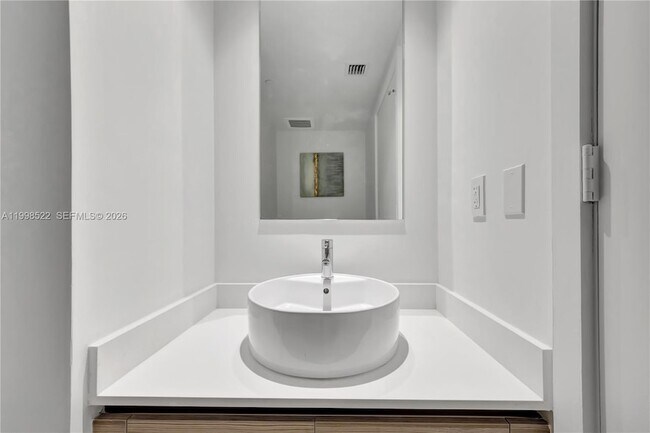 Building Photo - 121 NE 34th St