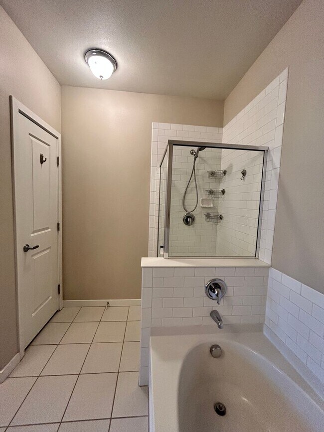 Building Photo - Top floor 2bd 2 bath condo conveniently located in Broomfield!